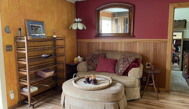 Beautifully decorated Cottage on 30 acre ranch, accommodations for horses extra