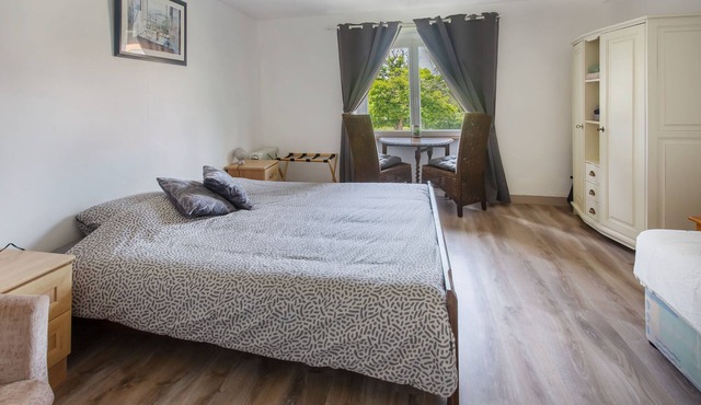 Bed and Breakfast 'Chambre 3 Et 4' with Lake View, Shared Pool and Shared Garden
