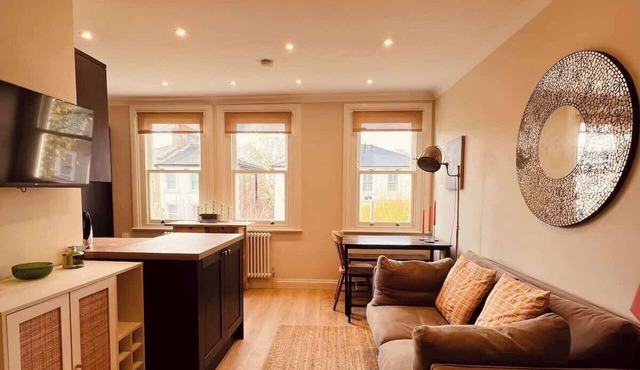 Bright 2BR Victorian Flat Near Tube - Refurbished