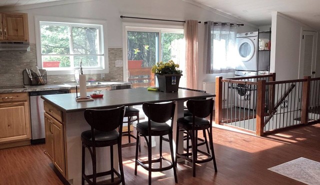 Camp Lily, Whiteface-Vacation, Modern Apartment, Perfect 2 bedroom with AC