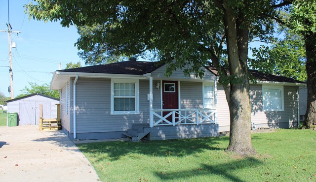 Centrally located 3 bdrm 2 bath quaint house with a yard. Pet friendly.