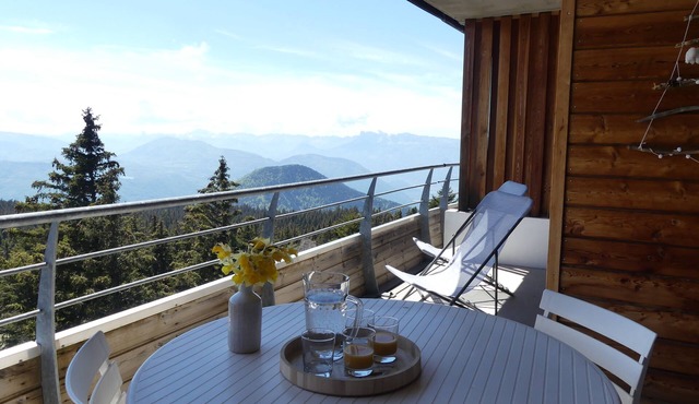 Chamrousse apartment, at the foot of the slopes and hiking trails, panoramic view of the mountains