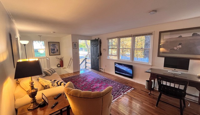 Charming 1000 Sq Ft 1 Bedroom Aupair Suite: Prime Wayland Location