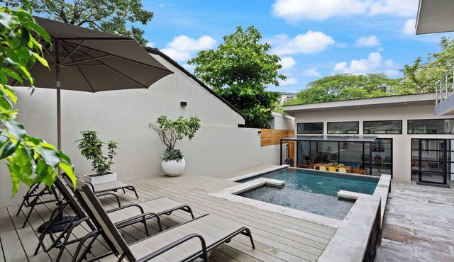 Charming 4-bedroom house with Private pool, Walking distance to the beach.
