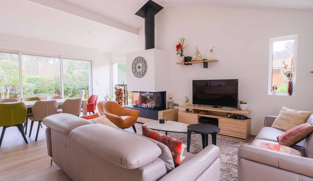 Charming Beach House in Biscarrosse, Close to Ocean, 4 Bedrooms, Large Garden, Terrace, Sleeps 8