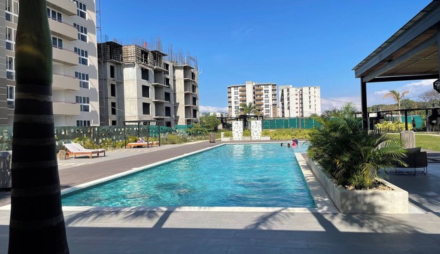 Charming 2-bedroom condo with shared pool, gym, Wi-Fi, one parking space