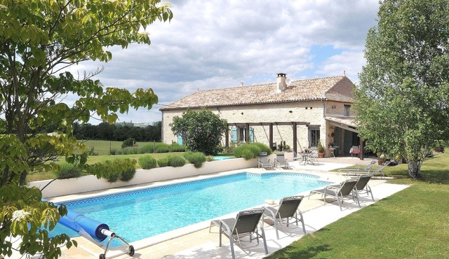 Charming farmhouse property Sleeps 8 in 4 en-suite bedrooms.Large heated pool.