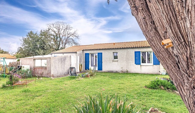 Charming Independent Studio on the Island with Private Terrace, Shared Garden & Wi-Fi