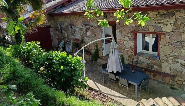 Charming house, near the village, 7 km from the beaches and Saint-Jean-de-Luz