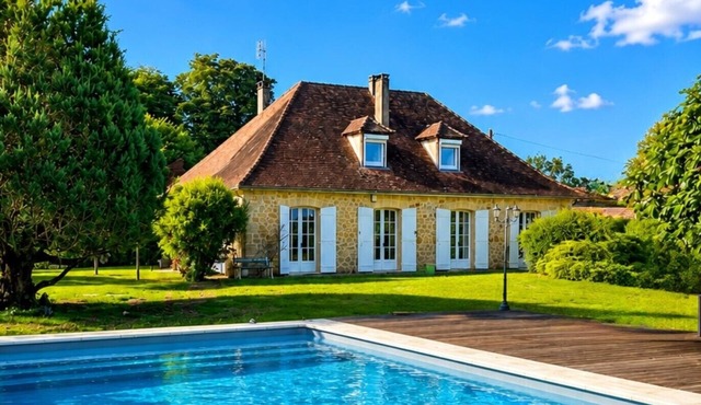 Charming house on the banks of the Dordogne river