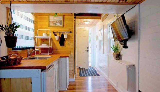 Charming Tiny house cottage in Jacksonville with private yard and self check in