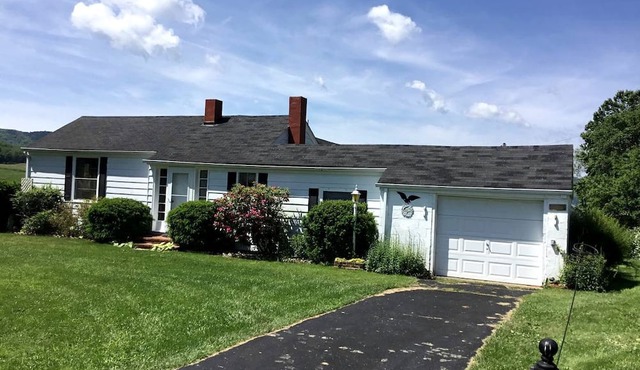 Charming Two-Bedroom Cottage Rental in a Quiet Countryside Setting near the Appalachian Trail, Burke´s Garden, Virginia