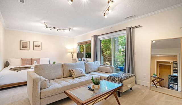 Chic 1BR/1BA Lower Unit @ Mountlake Terrace