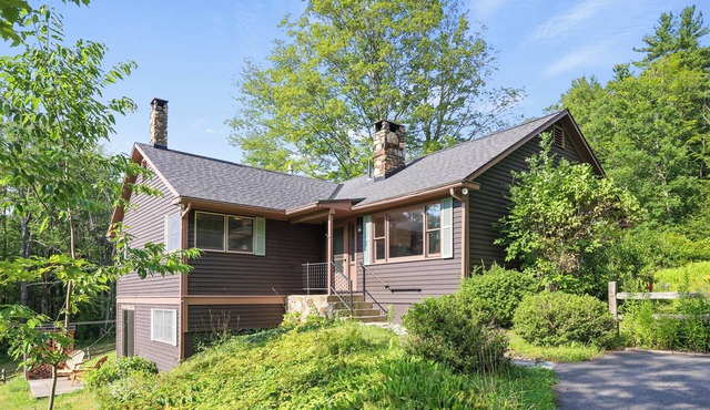 Classic New England 4-bedroom house with Yukon Ridge trail access
