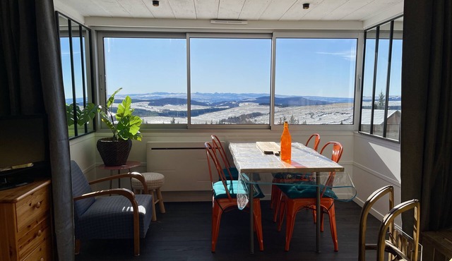 Comfort and south-facing views for 5 people Easy, free parking