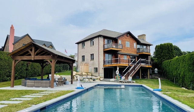Completely Remodeled, Private salt water pool and SPA, walk to 1st and 2nd beach