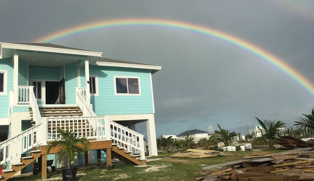 Cottage nestled in Leisure Lee Waterways. Close to beaches