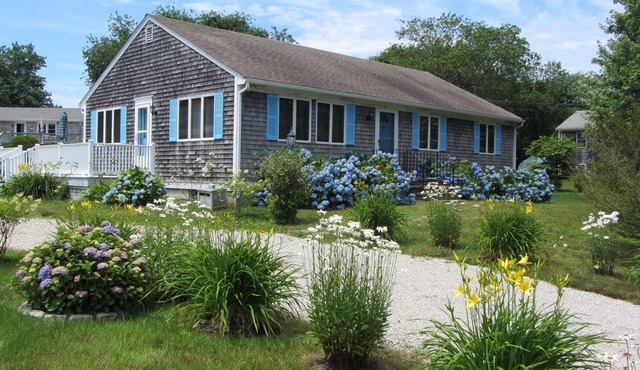 Country Coastal Cottage 3 min. from beach.