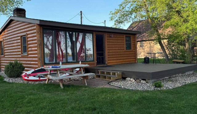 Cozy 2 Bedroom Lakeside Cabin on Lake Manuella