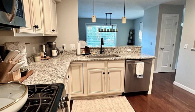 Cozy end-unit 3BR/2.5BA townhouse in convenient suburban area
