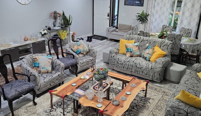 Cozy, lovely, and Charming 4-bedroom building in Everett with WiFi access