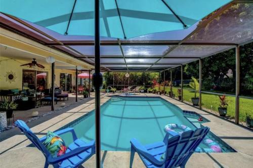 Cozy Pet-Friendly Private Pool Near Beaches
