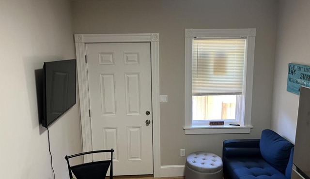 Downtown Apt King Beds Mins to Salem