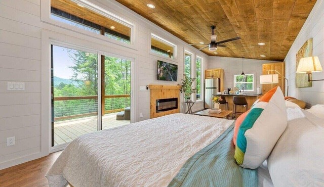 Dream Big in this new Tiny Home! Hot tub, firepit
