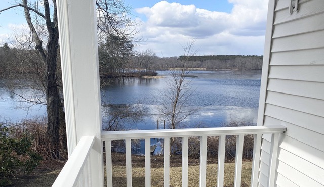 Dreamy Waterfront Oasis | 5★ Location, ♛Queen Beds