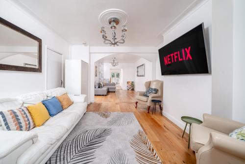 Elegant 4Bed with Garden & Sleeps 10 Near Palmers Green and Alexandra Palace