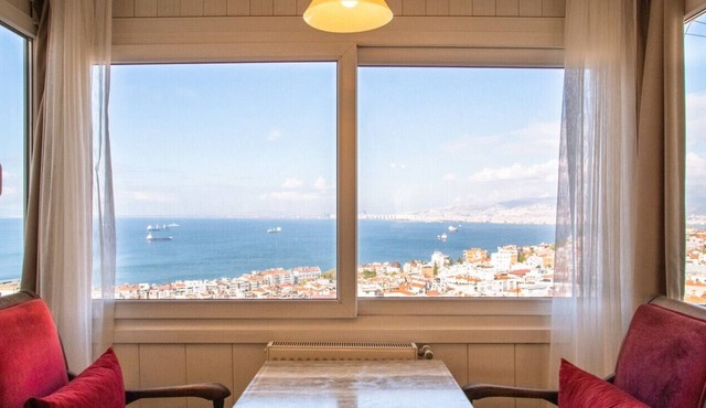 Flat with Mesmerizing Sea View in Konak