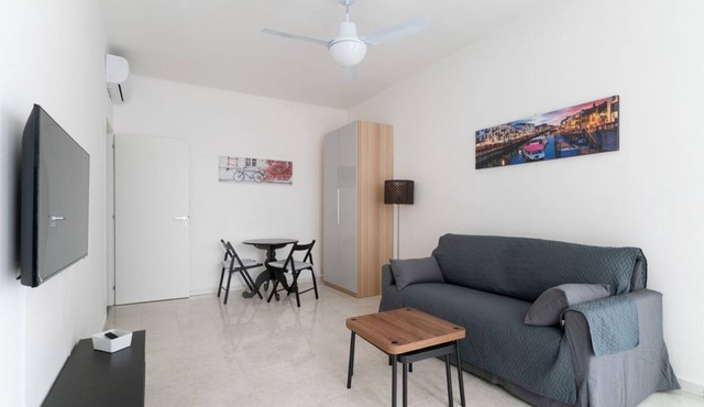 GuestHost - Comfortable 70m2 apartment that can accommodate up to 4 people on the first floor of a building WITHOUT elevator just 150m from the green M2 metro of Cimiano.Close to San Raffaele hospital and the Martesana canal that flows through the reside