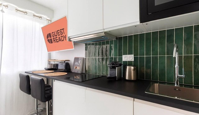 GuestReady|Chartrons studio 15 min walk to centre