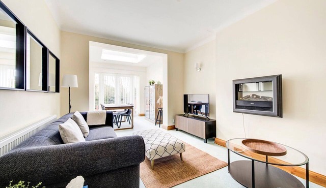 GuestReady - Spacious 4bed with backyard