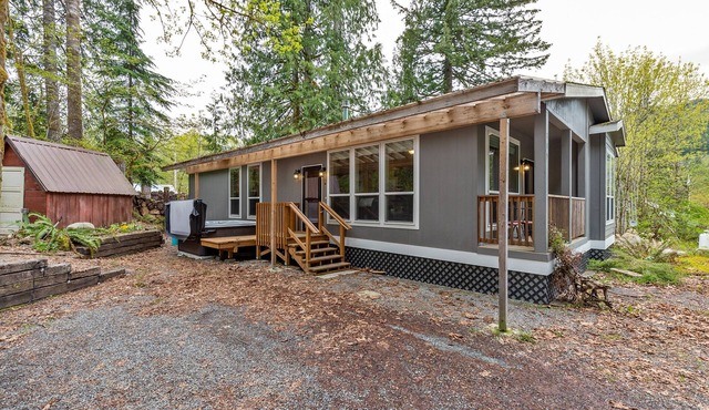 Hart Haus at Stevens Pass- spacious w/hot tub, EV charger, close to hikes!