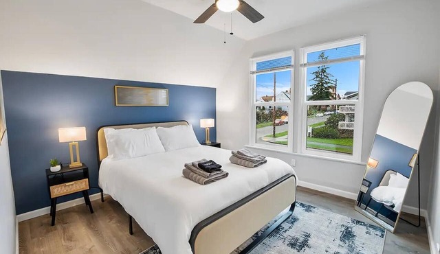 Historic 2 BR apartment in Everett w/modern comforts. Features AC, full kitchen, W/D, and dedicated workspace. Only 4 mins to Providence Medical & close to Naval Station. Free street parking