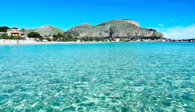 holiday home a stone's throw from Mondello Rooms air conditioning, TV and garden
