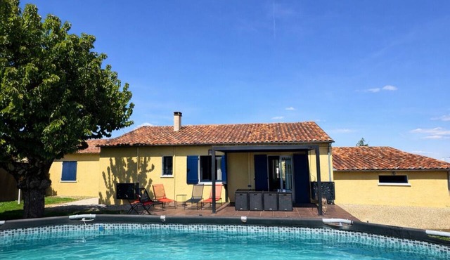 House relaxation with swimming pool, billiards, table soccer, Ping-Pong barbecue garden