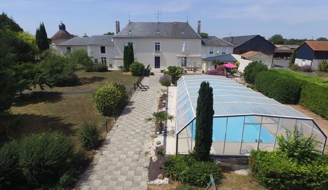 In large estate with swimming pool: 1 bedroom apartment for 4 people