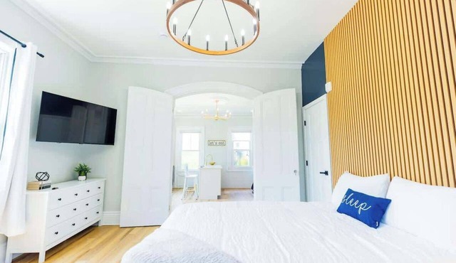 Jennifer's Spa-Like Modern & Chic Broadway Retreat