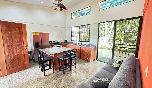 Jungle getaway, visit our fascinating home in the rain forest and by the river!