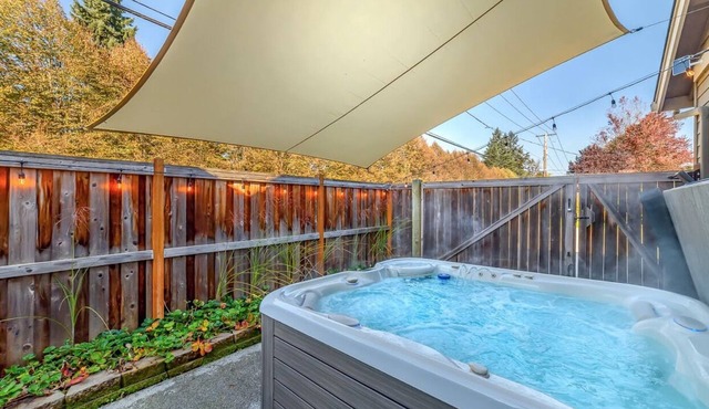 KING Bed Hot Tub Game Room Walk to Dining, Shops & Autzen