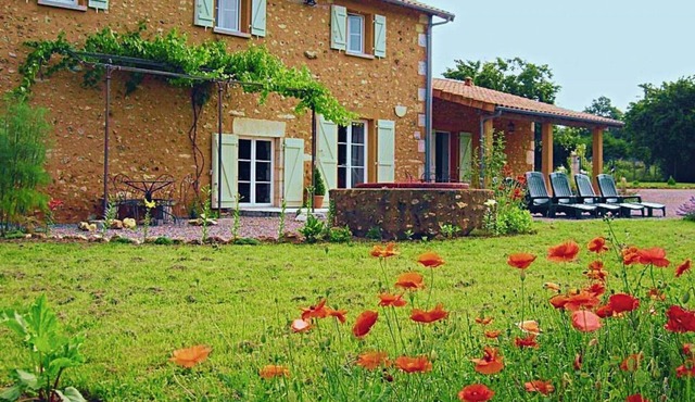 La Queue Rousse Cottage - Historic Home with Fireplace and Enclosed Garden
