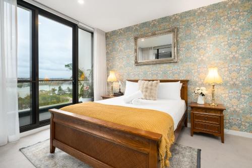 Lakefront Modern Luxury - Paris Meets Canberra - Hosted by Canstay