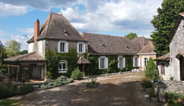 Large mansion with views. Heated pool. Dog-Friendly