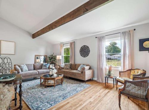 Large Remodeled 4 Bed 3 Bath Secluded With Hot Tub