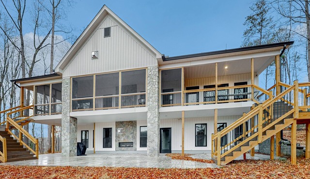LaWi Lakehouse - Stunning lakefront oasis with a kayak, large deck, games, & tranquil views