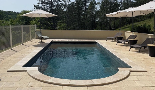 Le Pigeonnier, private heated swimming pool, green setting, fiberglassed accommodation
