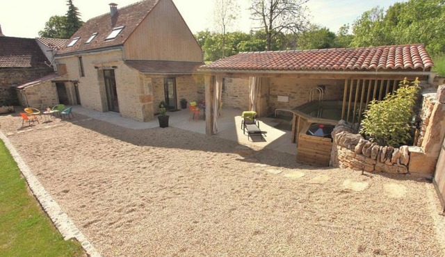 Les Pierres du Quercy: Authentic and Heated Pool - Sleeps 6
