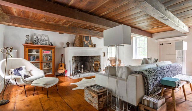 Luxe Historical Style - 2 FP’s & Soaking Tub